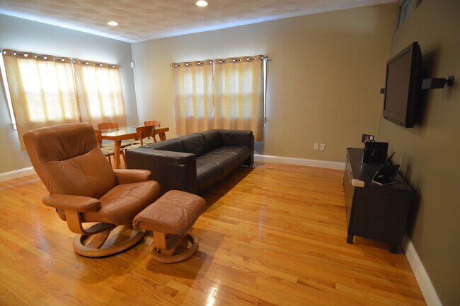 Foto del edificio - 665 Mineral Spring Ave