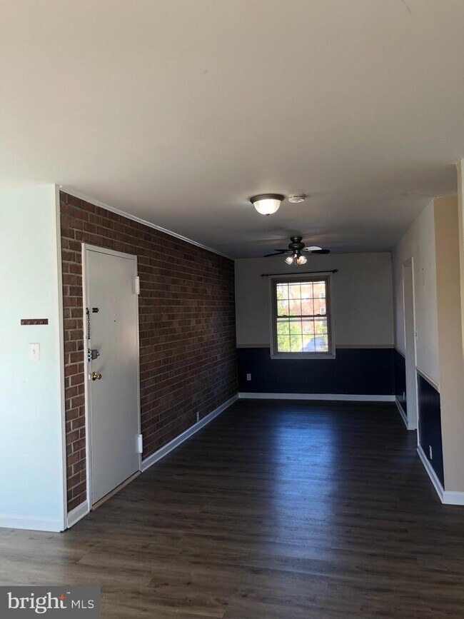 Building Photo - 6018 Westchester Park Dr
