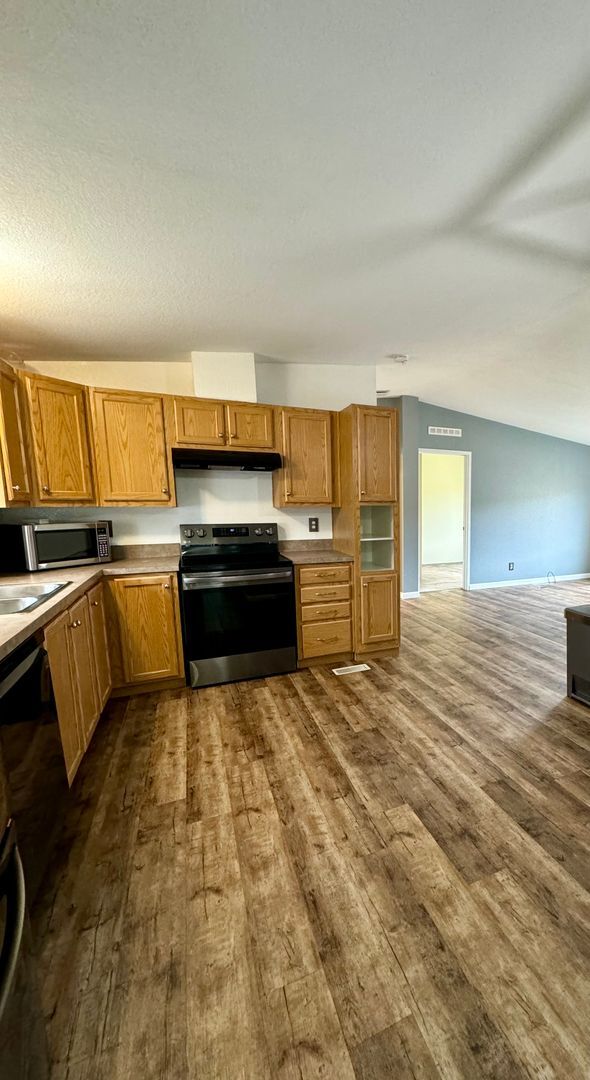 Building Photo - 3 Bed 2 Bath Home on the flats and close t...