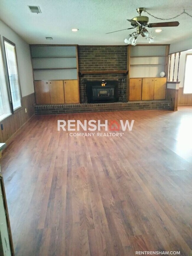 Classic 3 bed / 2.5 bath Single Family AVA...