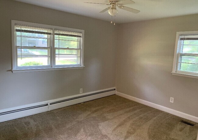 Building Photo - 3 bedroom home - Fenced in back yard!