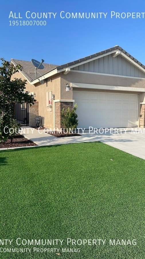 Building Photo - 4 Bedroom w. Den, 3.5 Bathroom Single Stor...