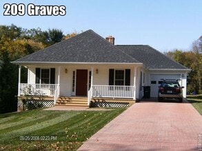 Building Photo - 209 Graves Ave