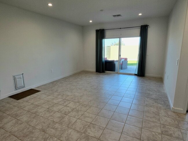 Building Photo - 3-bedroom home In Superstition Vistas, just 2 years new