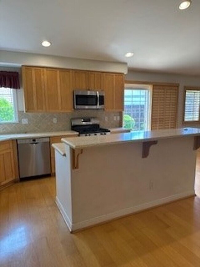 Building Photo - Beautiful Home