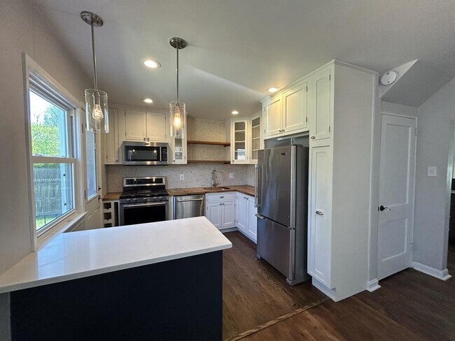 Building Photo - Newly Renovated! 4 bed/2 bath Gem
