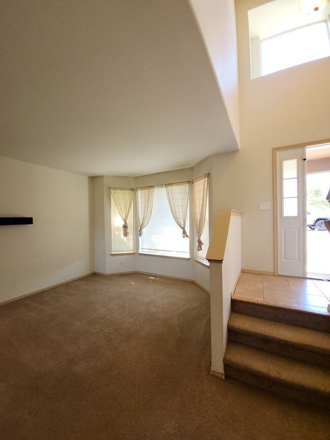 Building Photo - Large 4 bedroom 3.5 Bathroom located in Na...