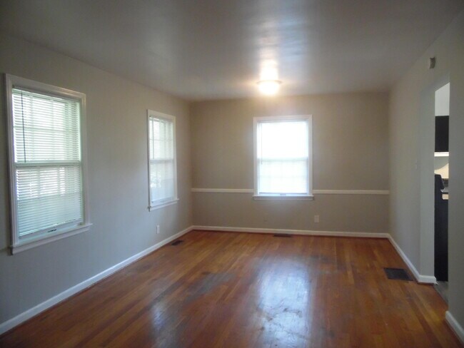 Building Photo - 2492 Southview Dr
