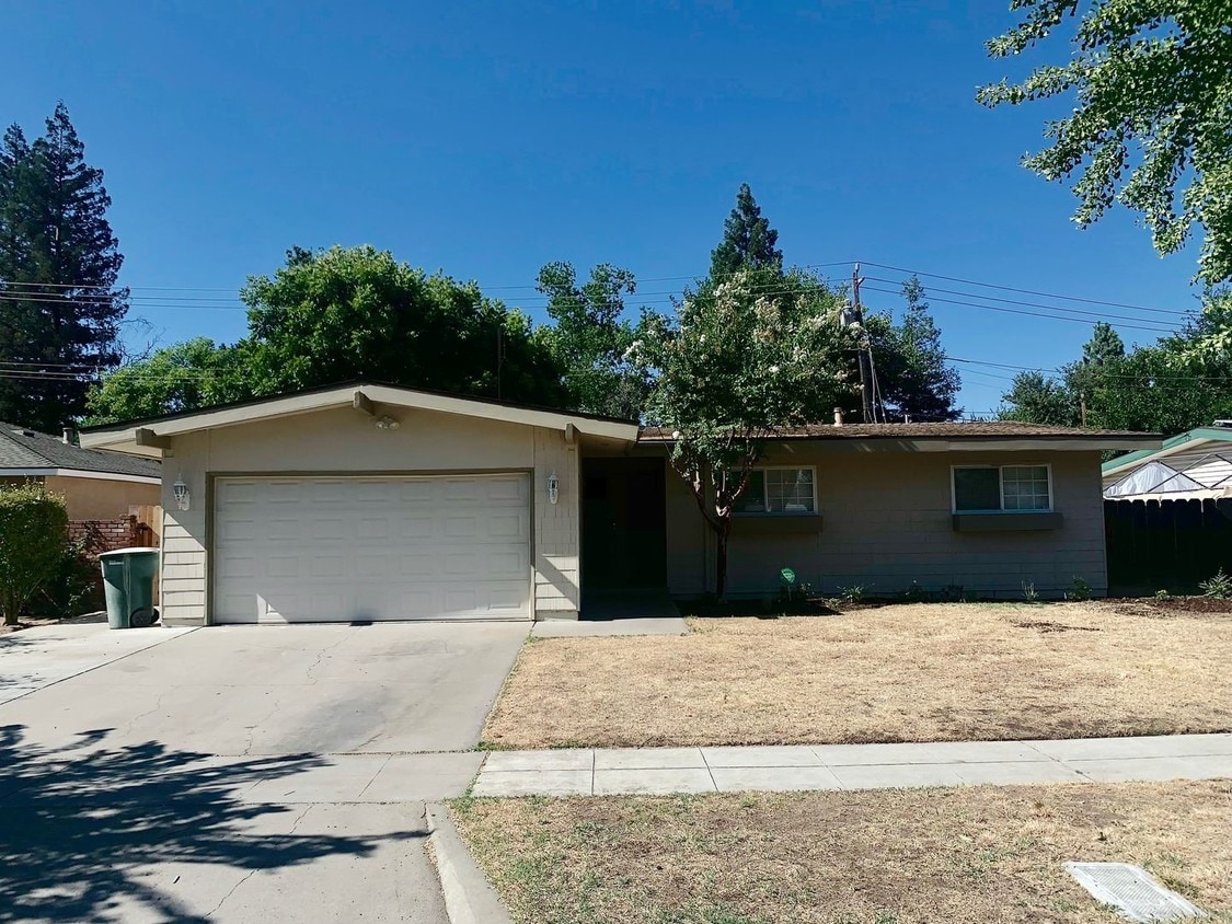 4 br, 2 bath House 3345 E Pontiac Way House Rental in Fresno, CA
