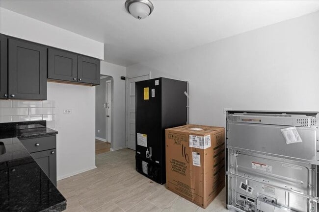 Building Photo - 1 bedroom in Chicago IL 60645