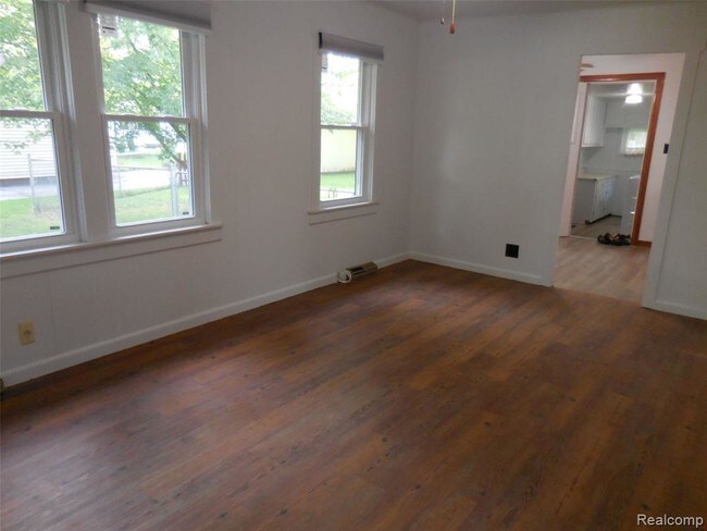 Building Photo - 350 Lange Dr