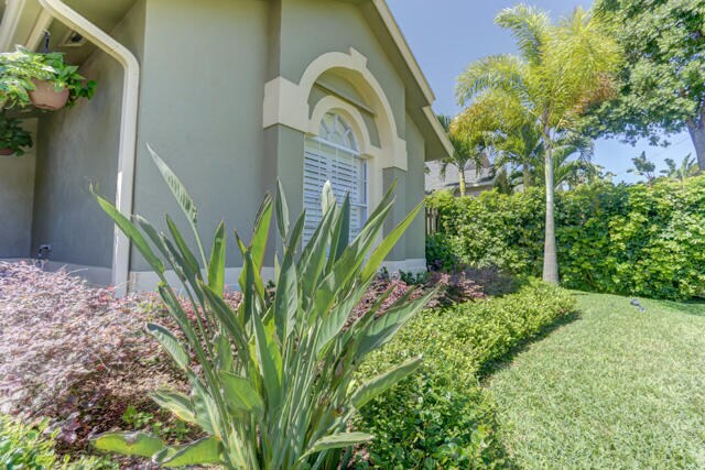 Building Photo - 6068 Pompano St