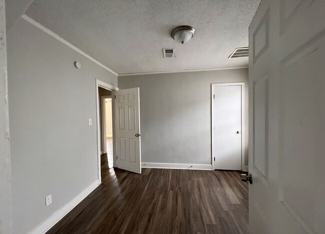 Photo - 3/1 with a nice yard House