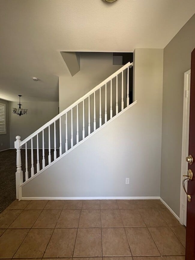 Building Photo - 4 Bedroom with NEW Carpet & Paint