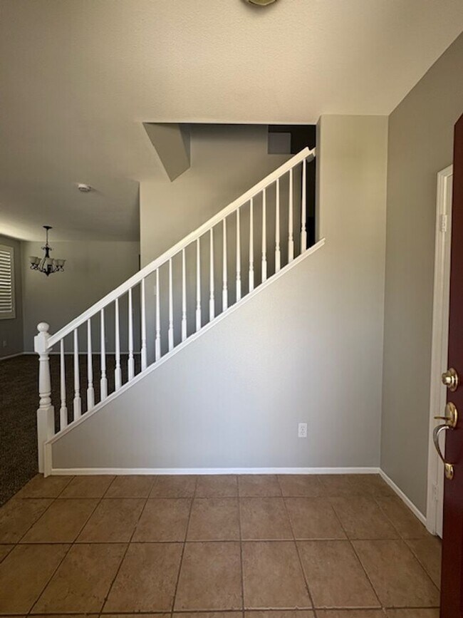 Foto del edificio - 4 Bedroom with NEW Carpet & Paint