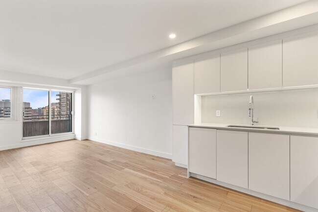Building Photo - 3460 Rue Peel
