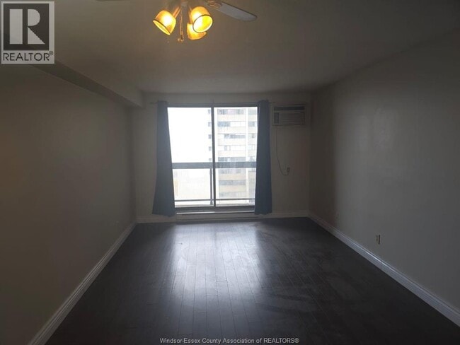 Building Photo - 150 Park St W