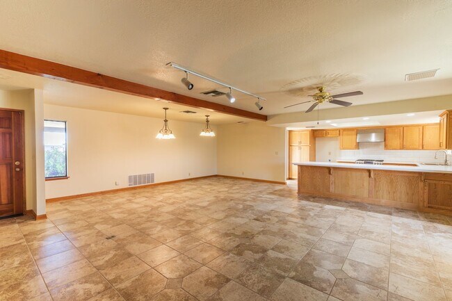 Foto del edificio - 3 bed, 2 bath home AVAILABLE NOW FOR RENT! $1,800/month.