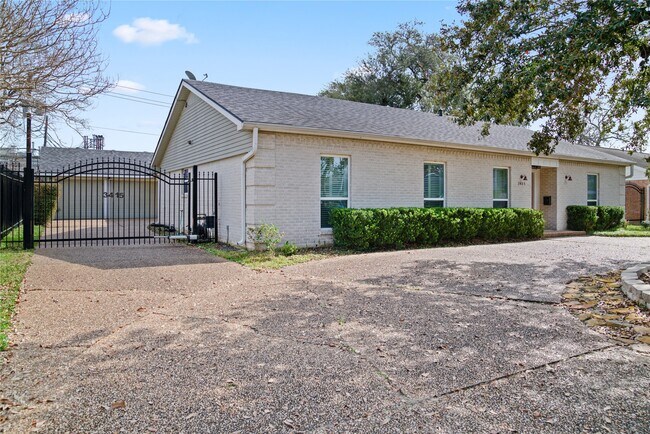 Foto del edificio - 3415 Freshmeadows Dr