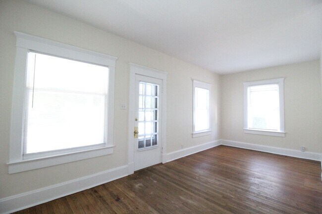 Building Photo - 2 Bedroom 1 Bath Home In Westport