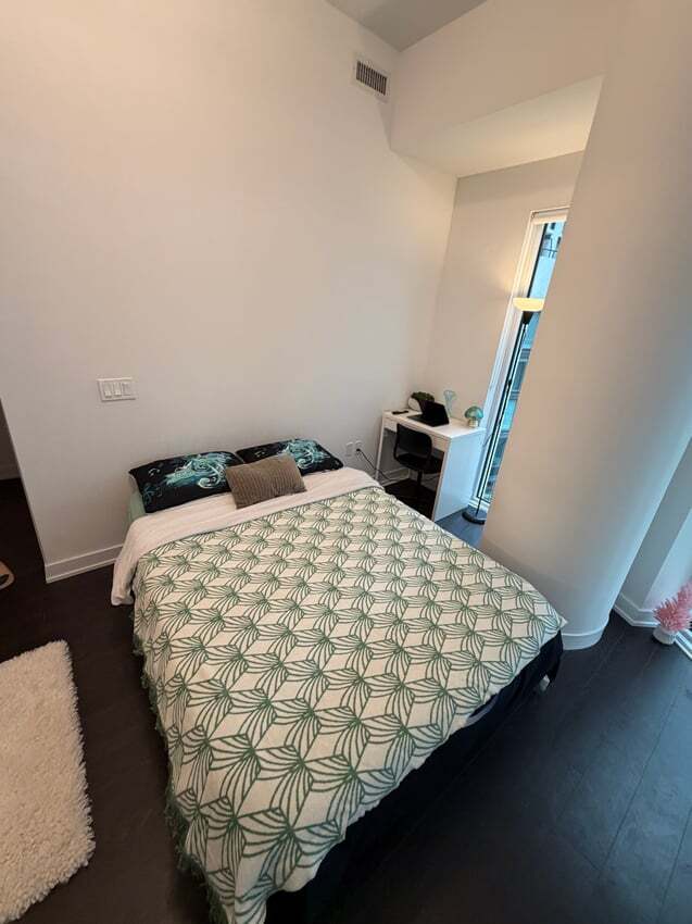 Building Photo - Master Room ? St Patrick St & Dundas St W