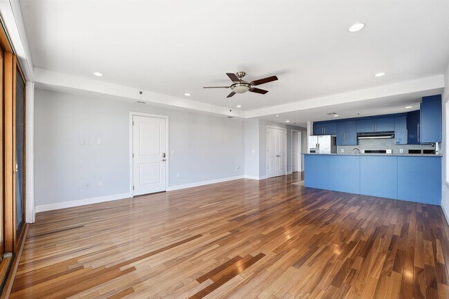 Foto del edificio - 215 Manhattan Ave