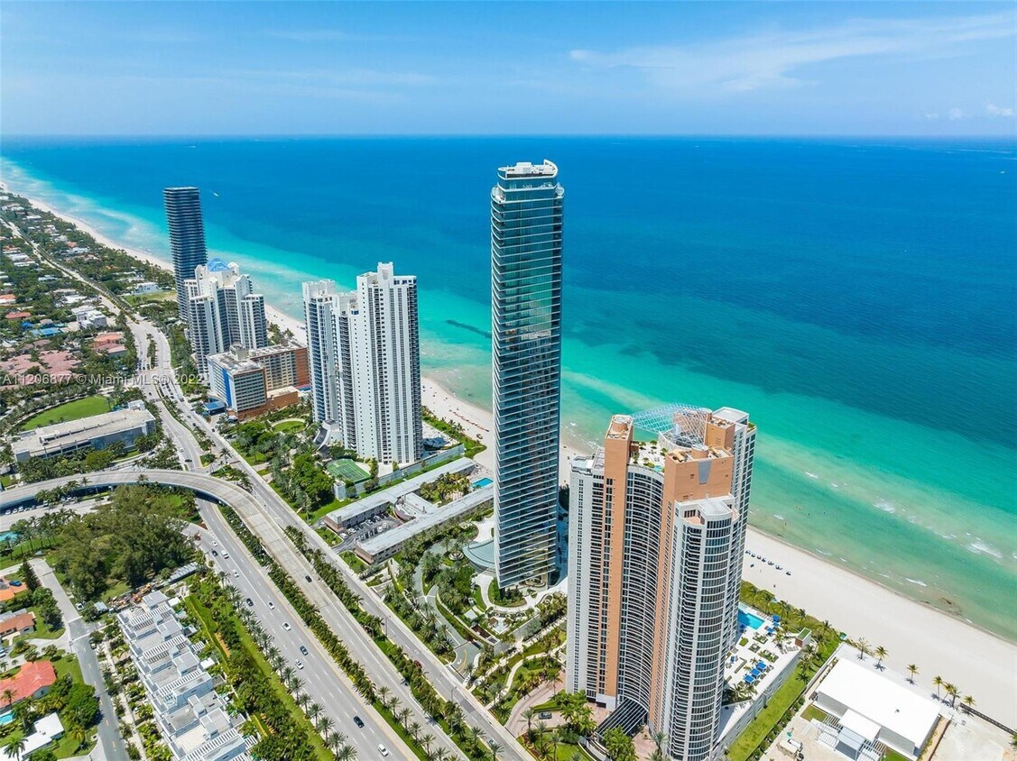 Foto principal - 18975 Collins Ave