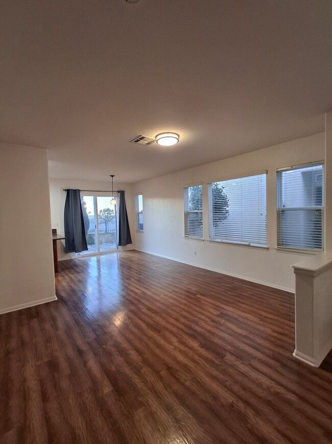 Foto del edificio - Amazing 2-Bedroom Townhome with Central AC/Heat! MUST SEE!