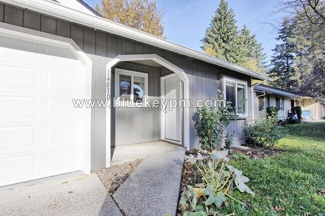 Building Photo - 2 Bed, 2 Bath Duplex with Fresh Paint, Flo...