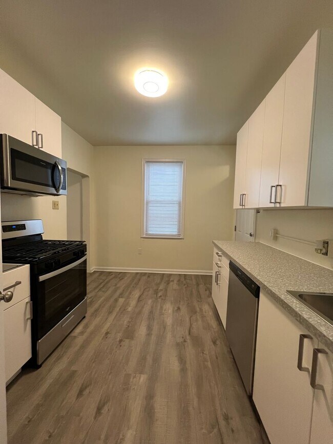Foto del edificio - Updated 3br house with off street parking!