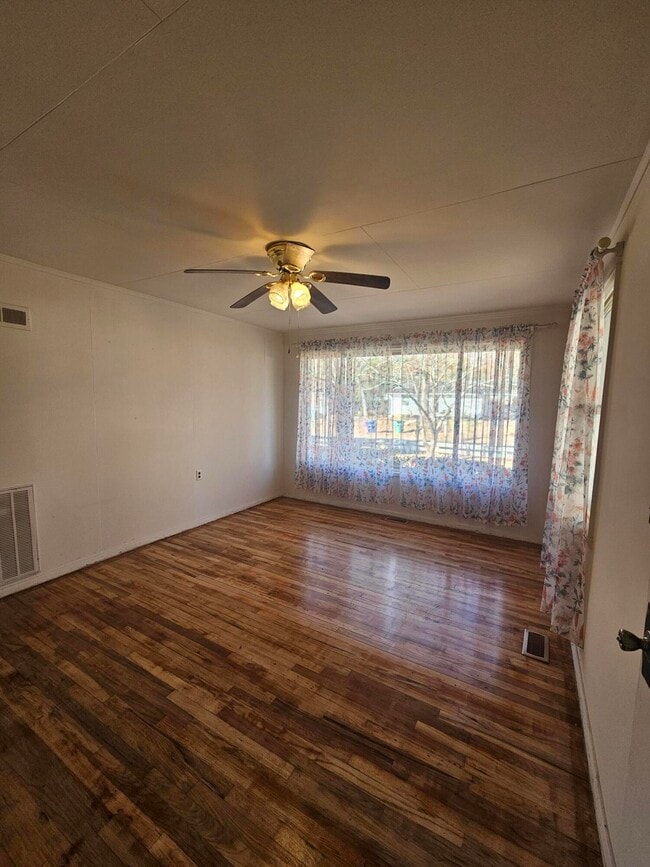 Building Photo - 418 Palm Dr S