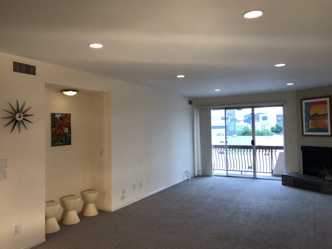 Building Photo - 104 S Hayworth Ave