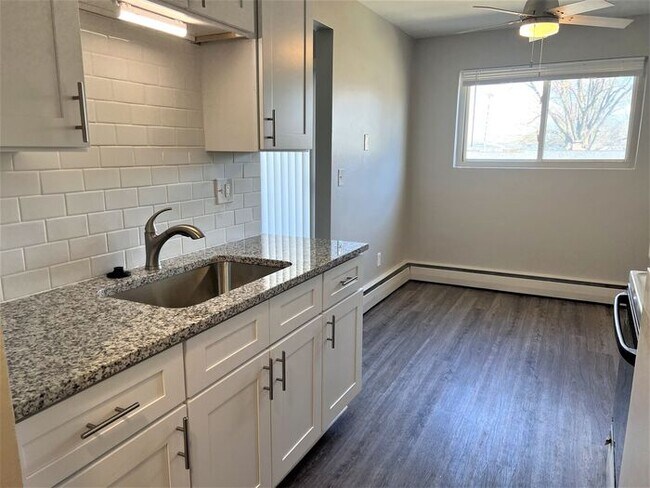 Building Photo - Luxury Living in the Heart of Downtown Uti...