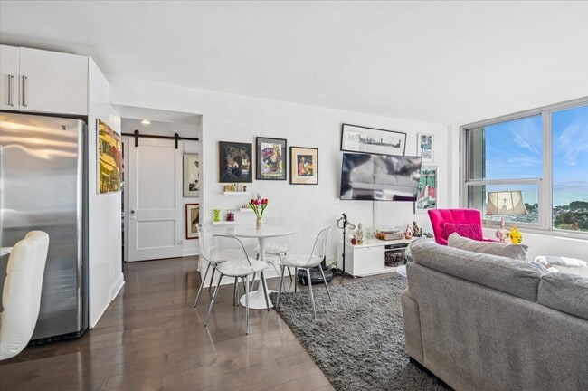 Foto del edificio - 3600 N Lake Shore Dr