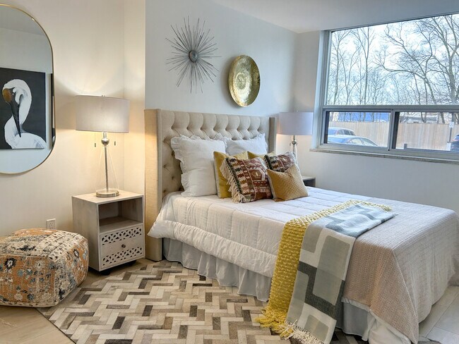 Building Photo - 5220 Lakeshore