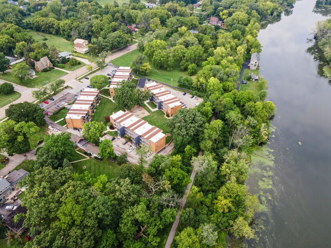 River Oaks Apartments in North Aurora, IL