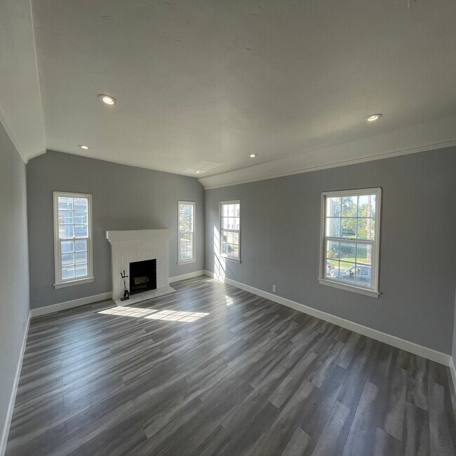 Building Photo - 1146 S Cochran Ave