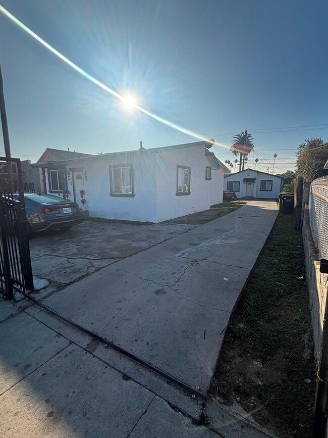 Building Photo - 1214 1/2 W 90th Pl