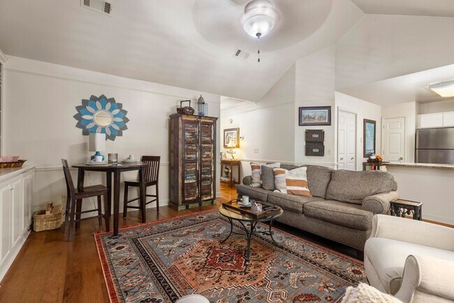 Building Photo - 2 Bedroom 2 Bath duplex in Auburn Now Available!