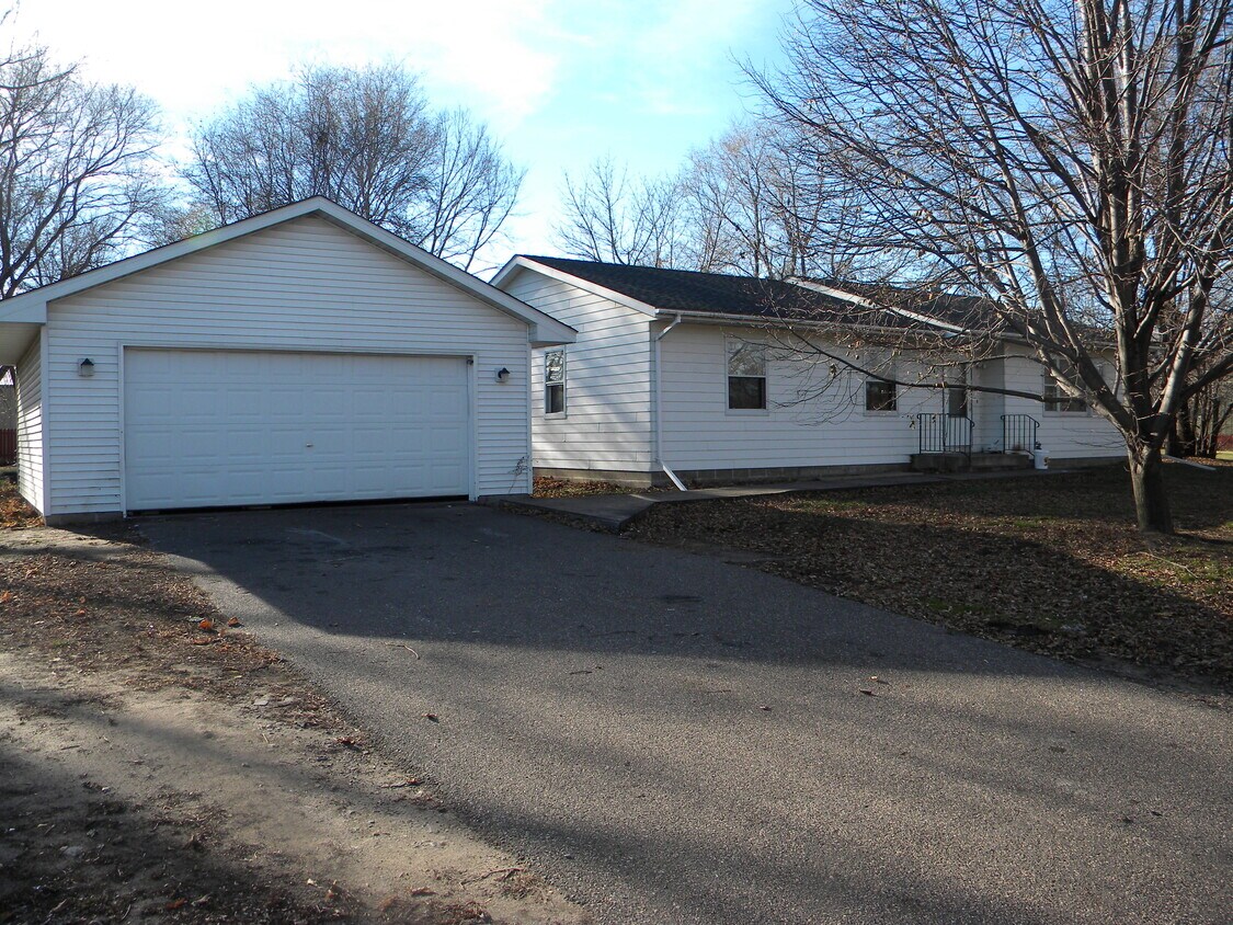 424 W 4th St, Monticello, MN 55362 House Rental in Monticello, MN