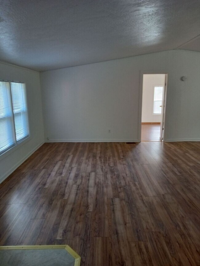 Foto del edificio - Remodeled 4 Bedroom With Lots of Closet Sp...