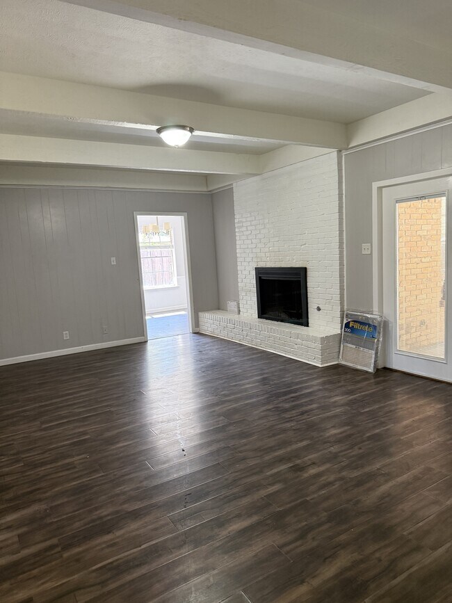 Building Photo - 1833 Skyline Dr