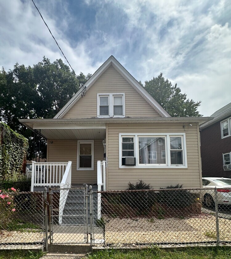 Primary Photo - 111 W 16th St
