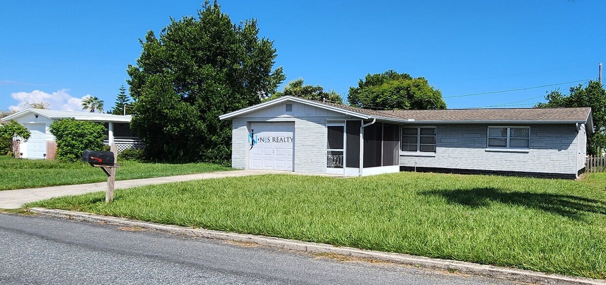 Foto principal - Open floor plan! 2 Bed 1.5 Bath 948 Sq. Ft...