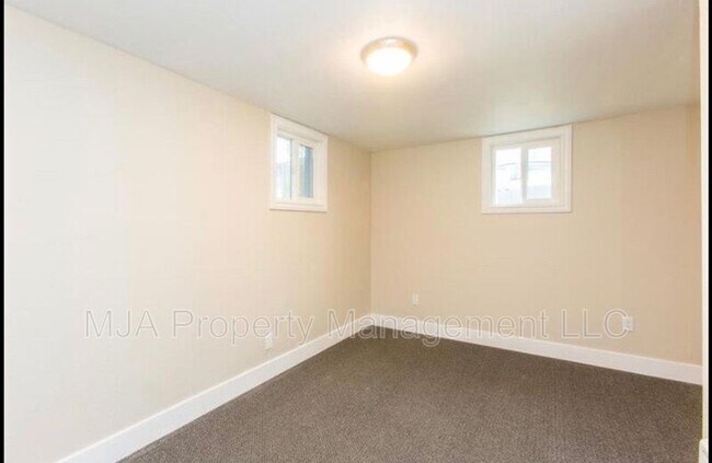 Building Photo - 169-171 700 W