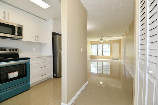 Foto del edificio - 9915 Sandalfoot Blvd