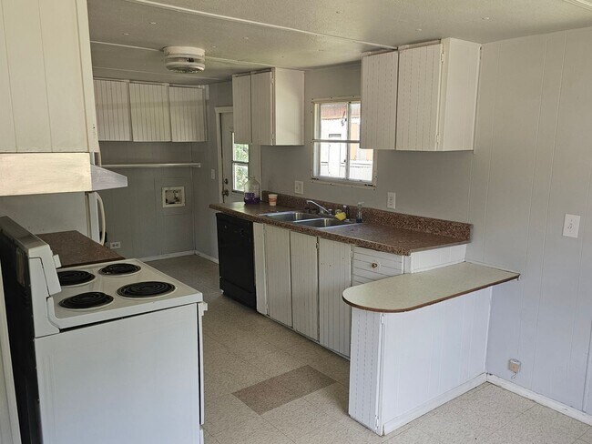 Foto del edificio - 3 bed 2 bath mobile home in quite community