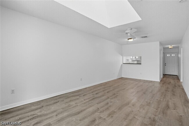 Foto del edificio - 5361 Treetops Dr