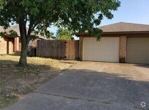 Building Photo - 6612 S Creek Dr