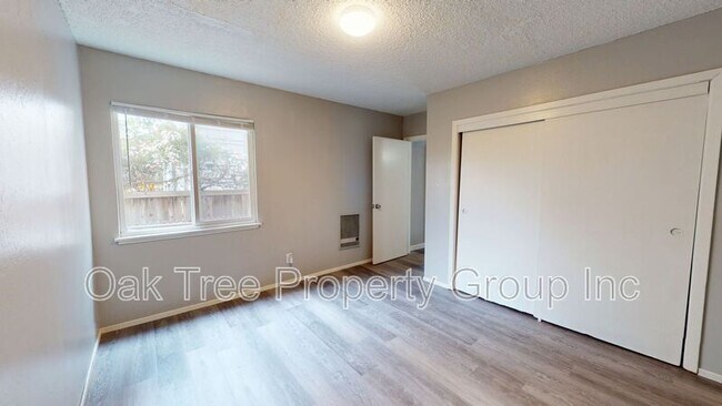 Foto del edificio - 1648 Russell St